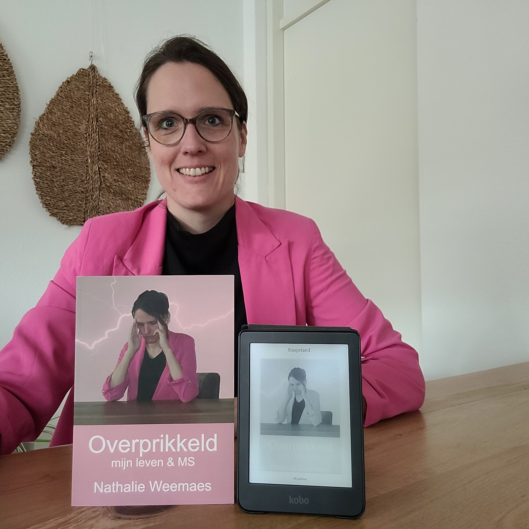 Nathalie Weemaes met haar boek Overprikkeld mijn leven en MS